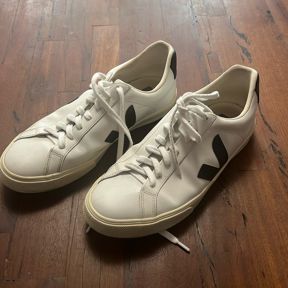 Veja lace sneakers men’s size 9. UK size 42 Good used condition